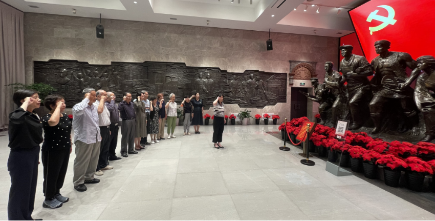 beat365官网“七一”座谈会暨“光荣在党50年”纪念章颁发仪式举行