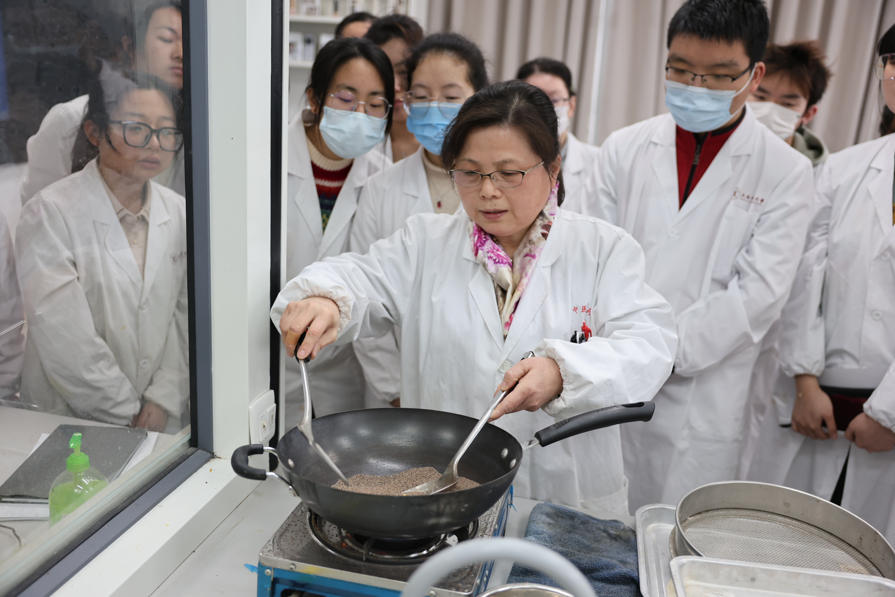 工匠精神 | 制药育人，匠心炮制臻品——记“上海工匠”董志颖