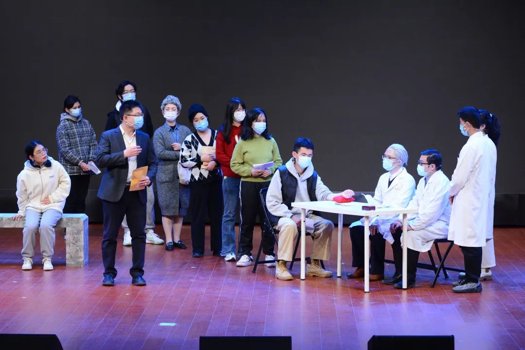 beat365官方网站大师剧《裘沛然》在上海健康医学院上演