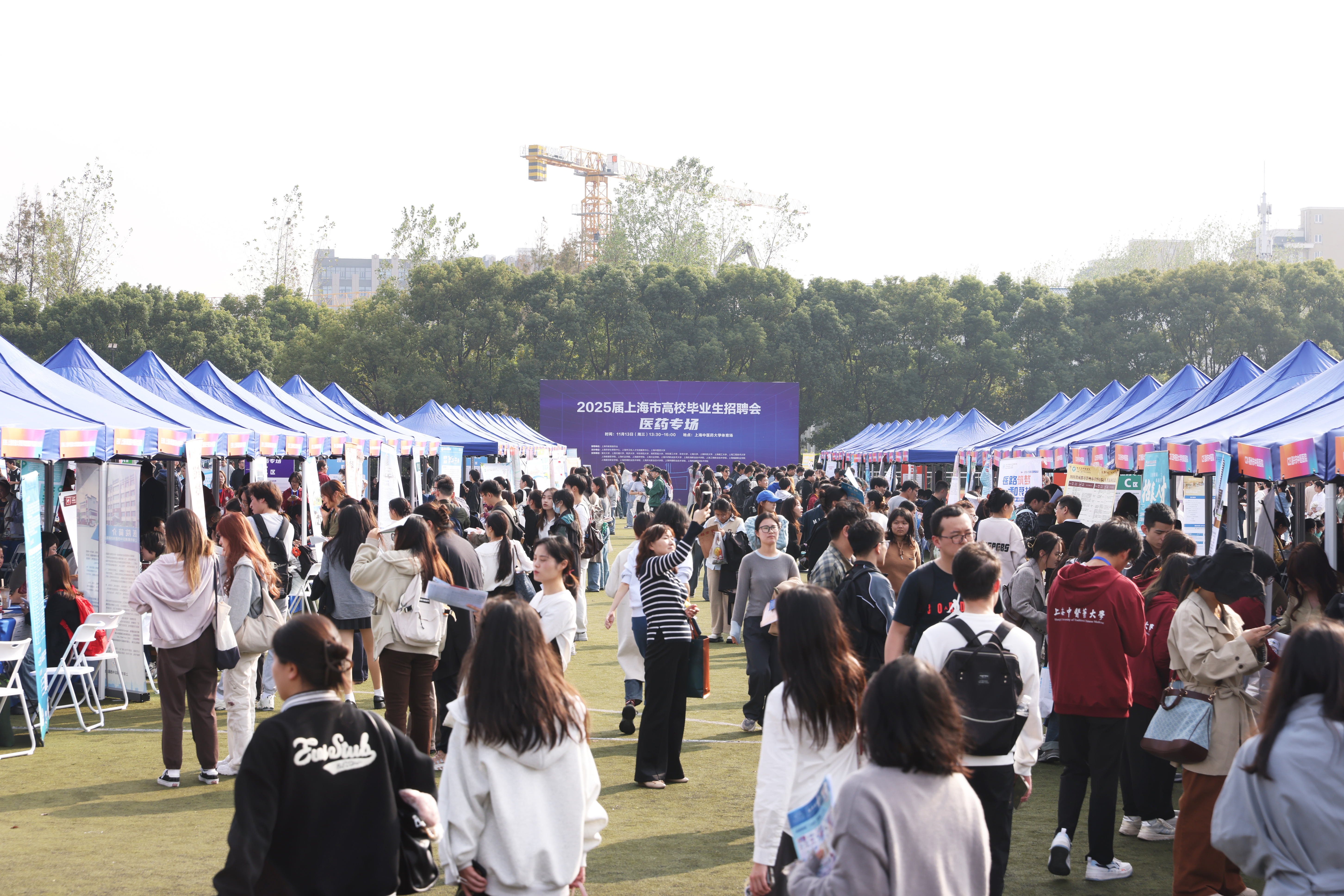 2025届上海市高校毕业生招聘会医药专场在beat365官网举行