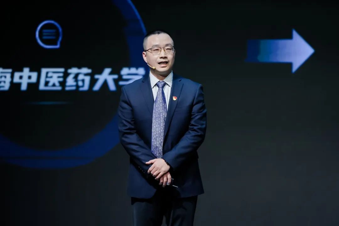 beat365官网附属第七人民医院副院长胡聃荣获“2023浦东十大杰出青年”称号