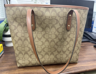 <a href='/2025/1218/c2163a170871/page.html' target='_blank' title='拎包、钱包、钥匙、眼镜等物品'>拎包、钱包、钥匙、眼镜等物品</a>