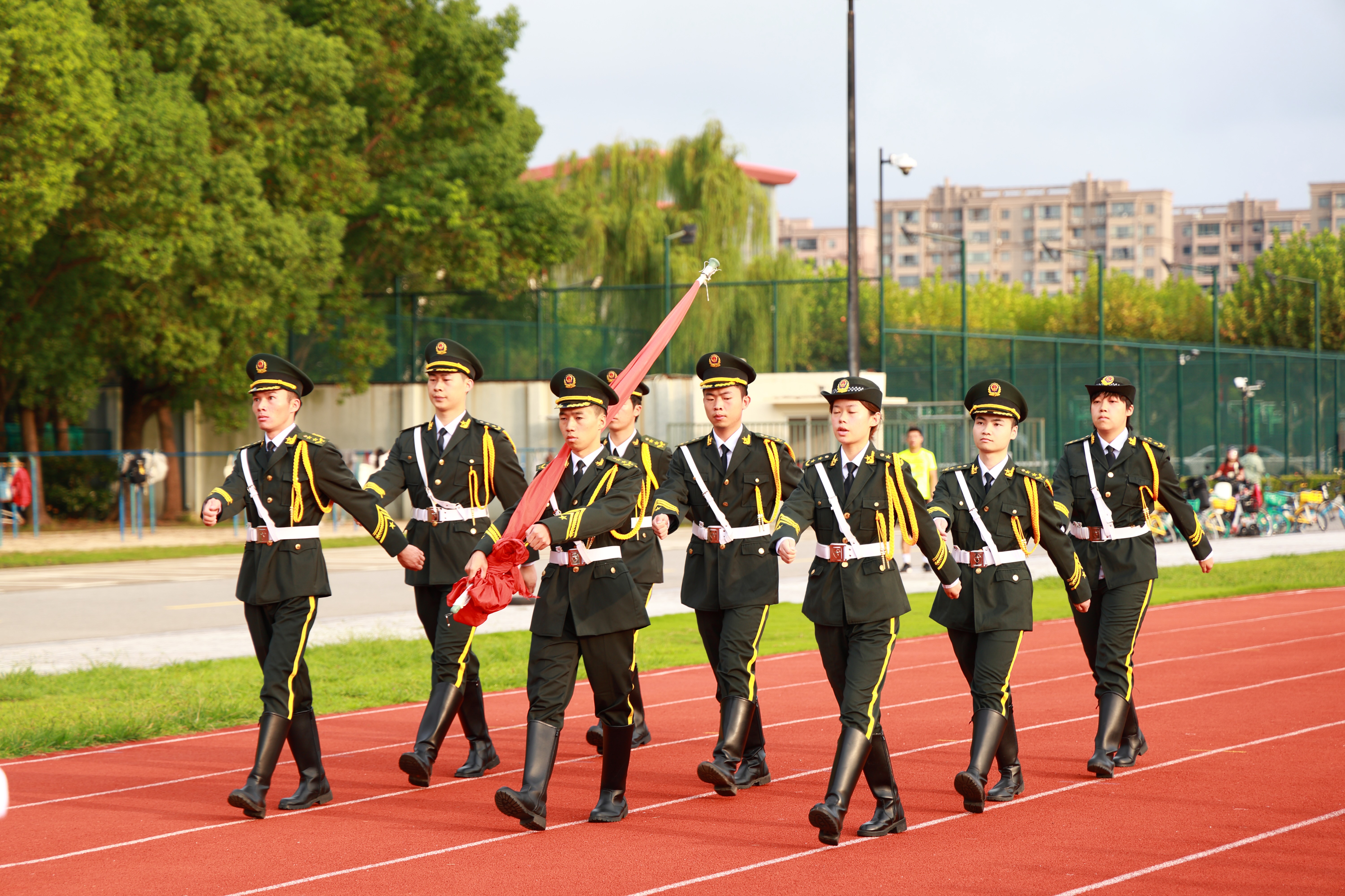 同升一面旗 共筑爱国情 beat365官网举行庆祝中华人民共和国成立76周年升旗仪式