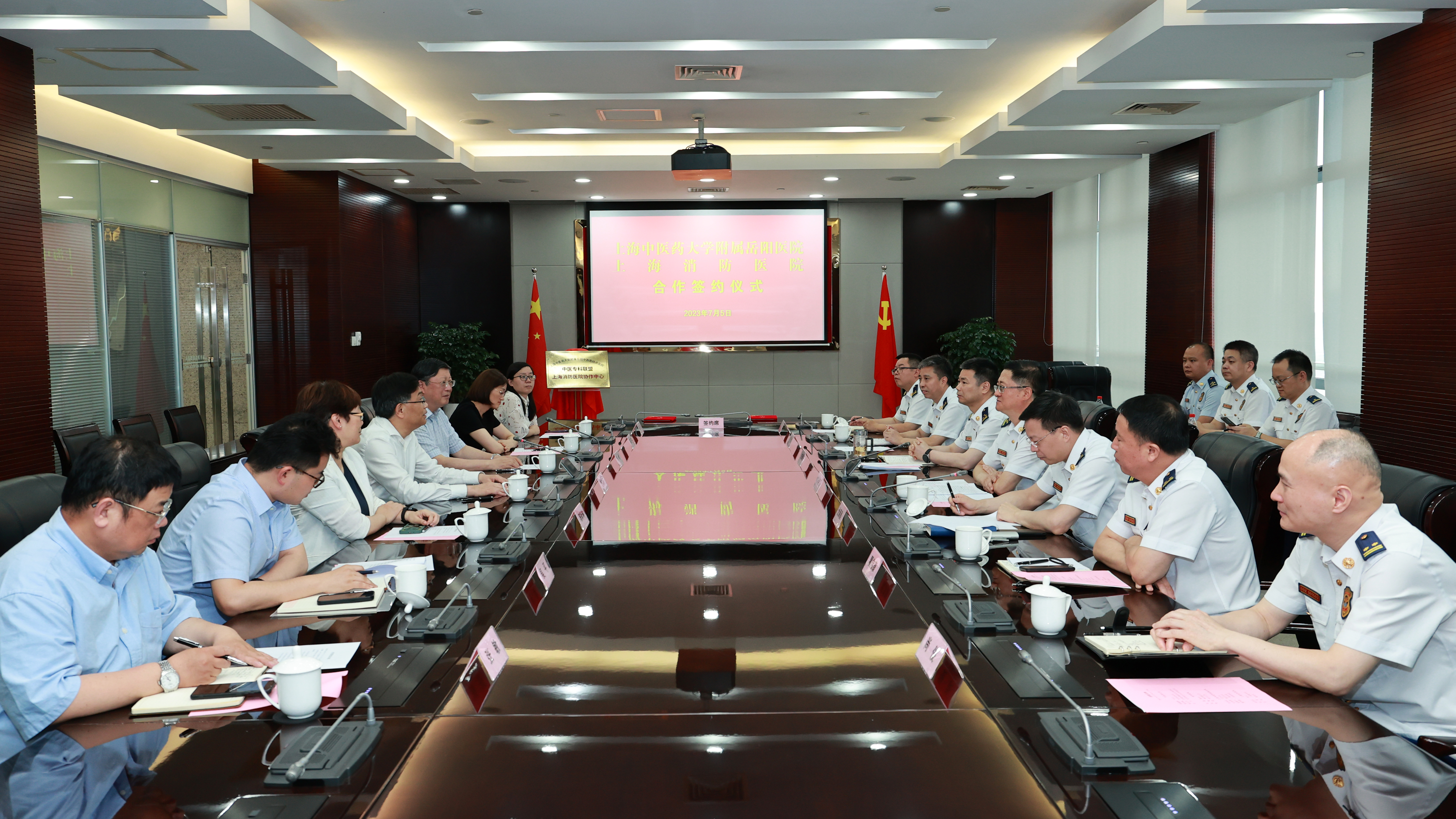 beat365官网附属岳阳中西医结合医院与上海消防医院签订战略合作协议