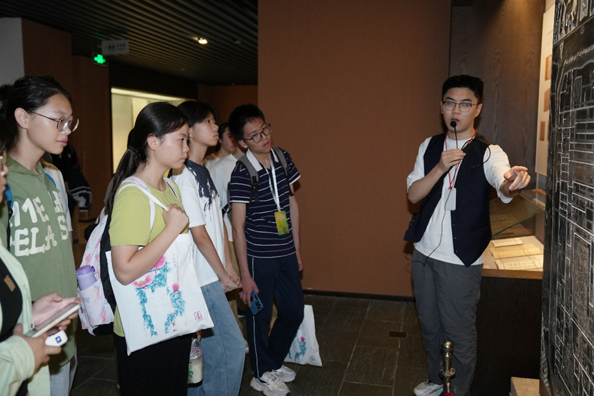 开启中医药“新旅程”  百余名青少年探秘传统医学的现代魅力