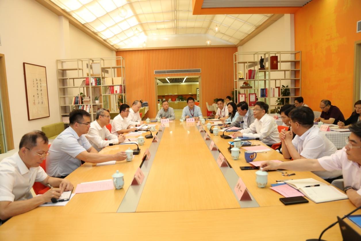 广西投资集团有限公司党委书记、董事长周炼一行来校交流