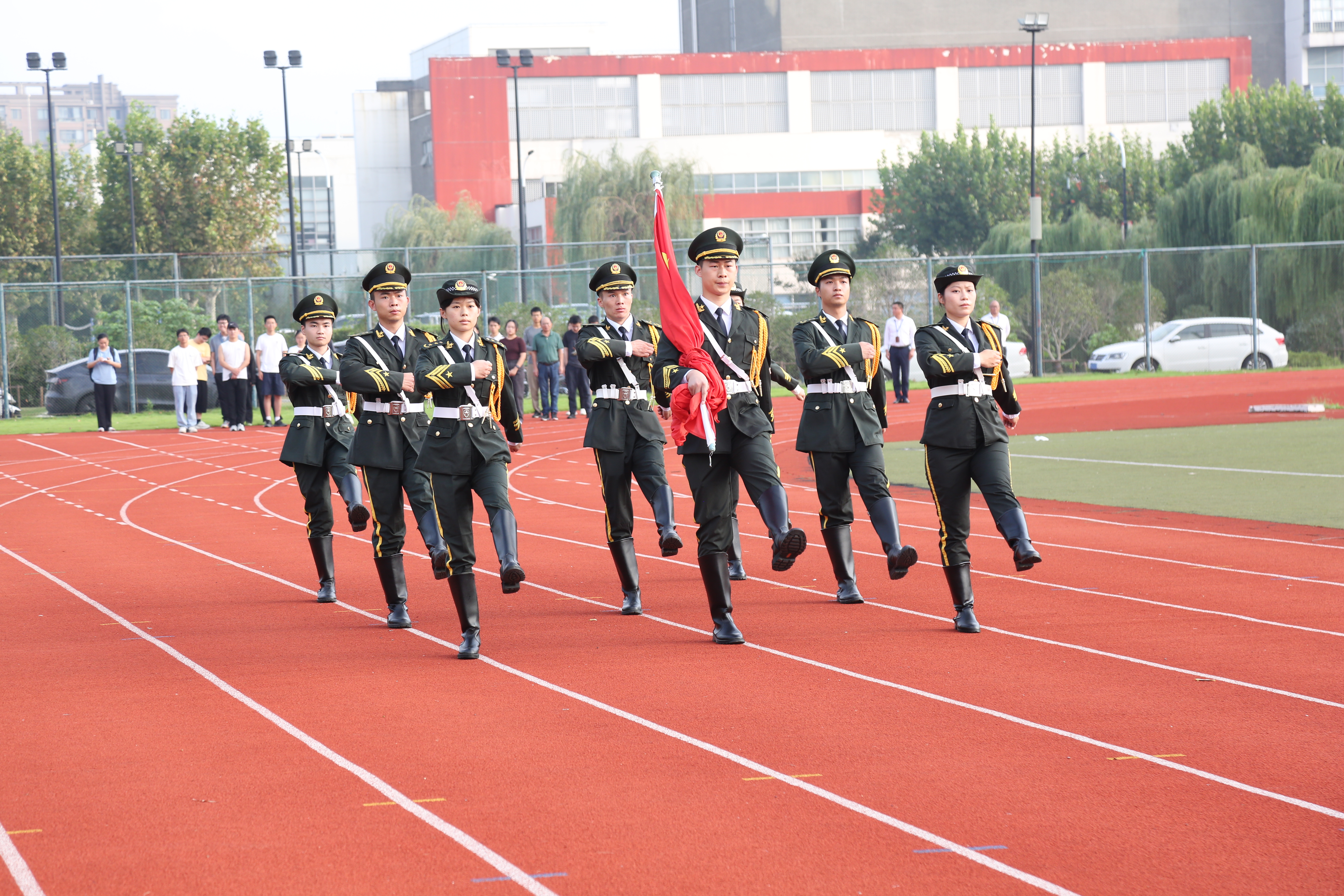 青春告白祖国 青年挺膺担当 beat365官网举行庆祝中华人民共和国成立75周年升旗仪式