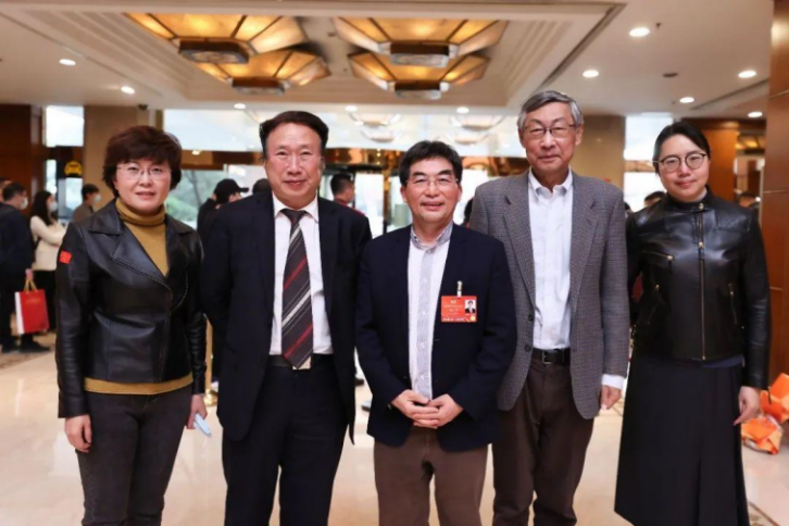 beat365官网全国政协委员在全国政协十三届五次会议参政议政、建言献策