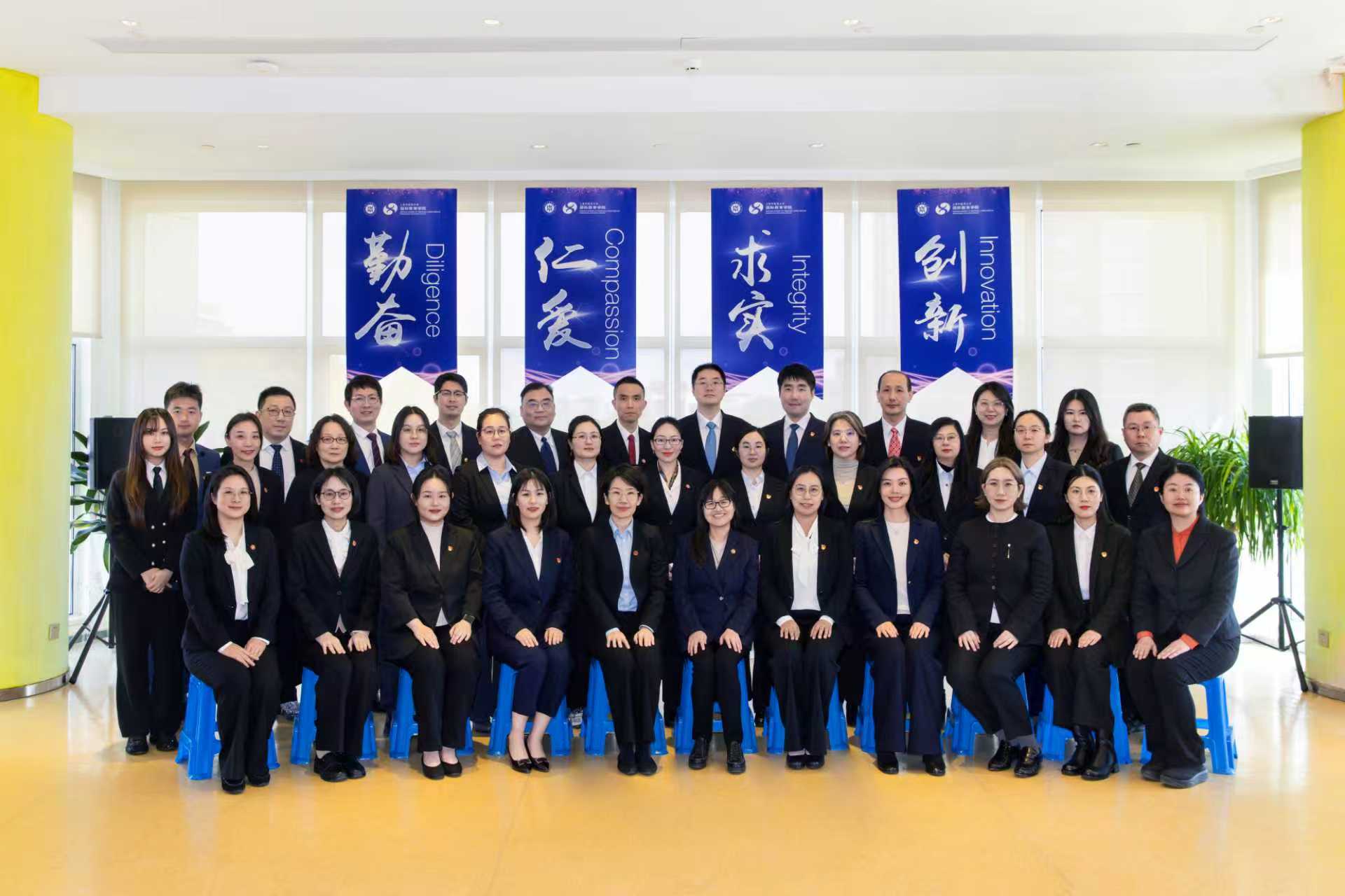 致敬最美劳动者/beat365官网国际教育学院荣获2026年全国工人先锋号（全国五一巾帼标兵岗）