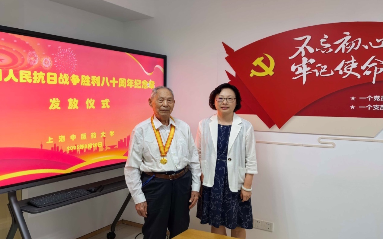 beat365官网四位离休干部获颁抗战胜利80周年纪念章